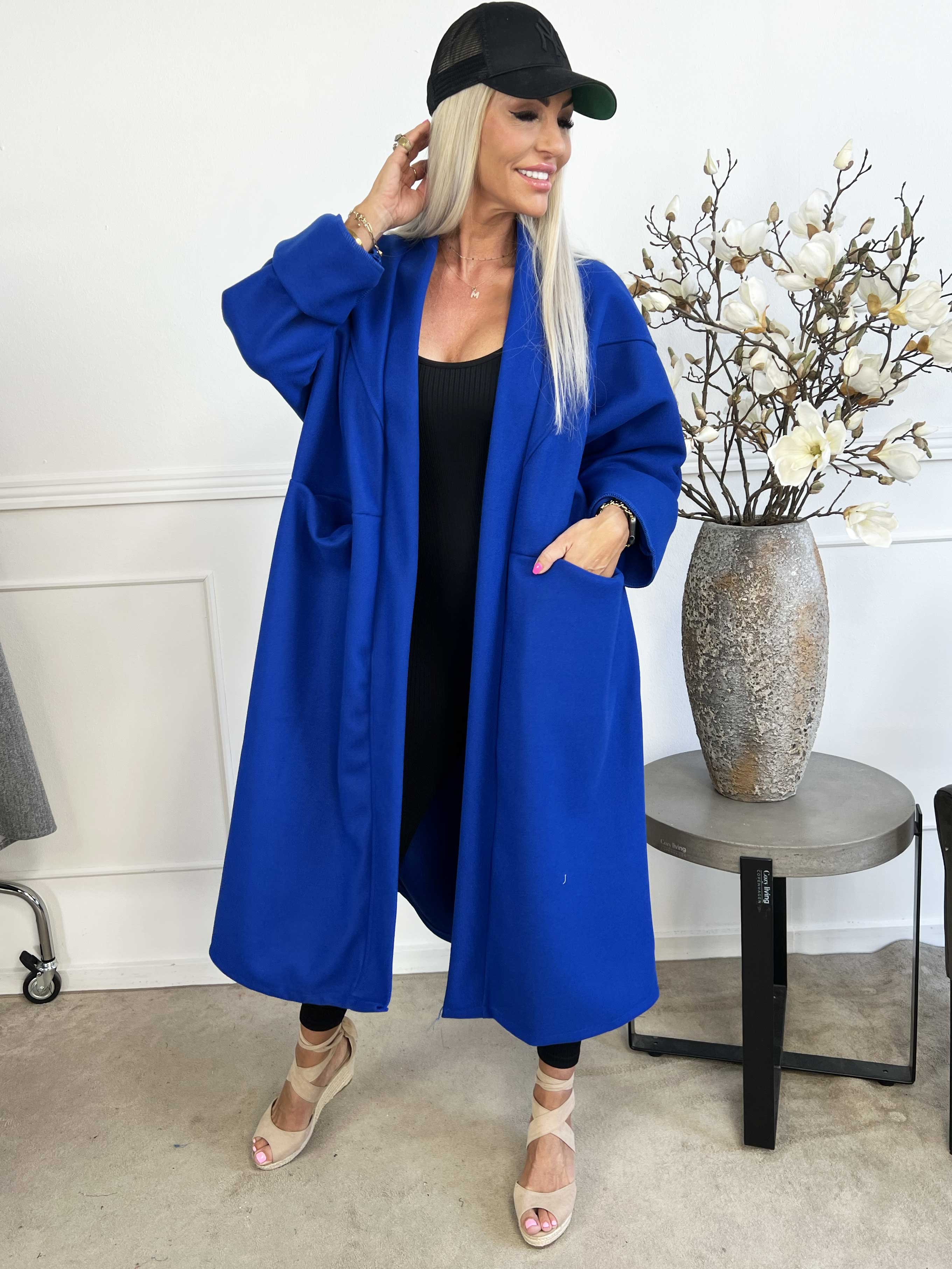 Annah - Oversized kappa med tydliga sömmar och fickor